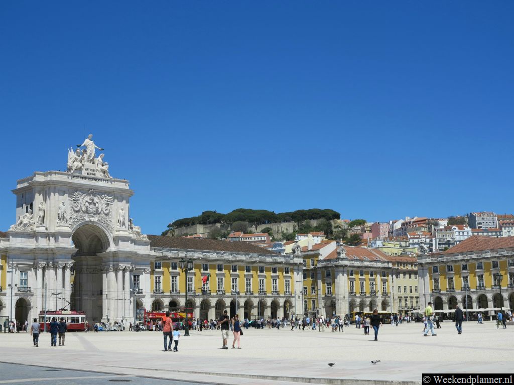 Het grote plein Praça do Comércio ligt aan de Taag. De grote winkelstraten van Lissabon komen hier uit. Bij de zuilengalerijen aan de rand van het plein zijn restaurants en terrasjes.Tip: Een paar dagen naar Lissabon.